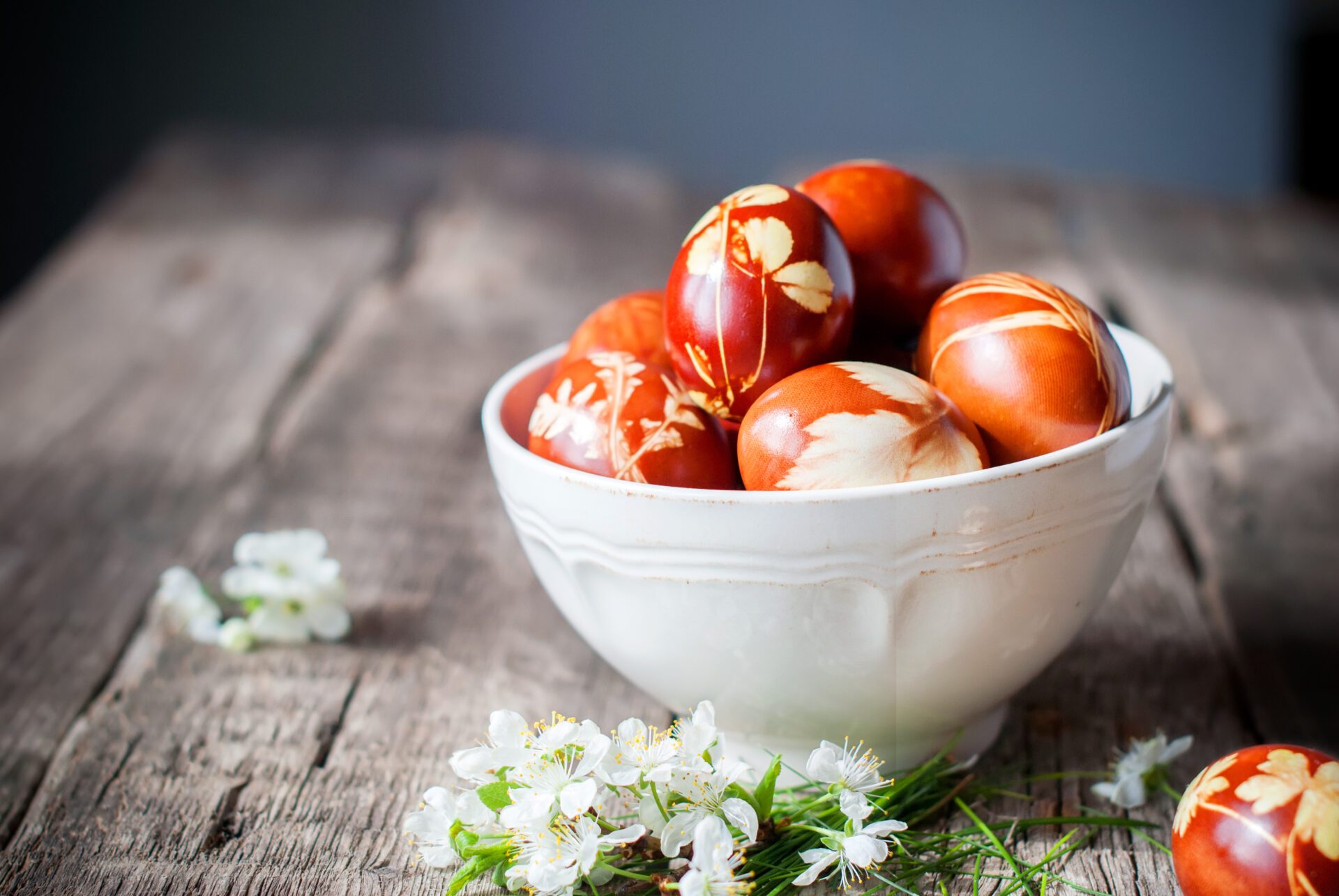 Los huevos se teñían y se siguen tiñendo con cáscaras de cebolla.