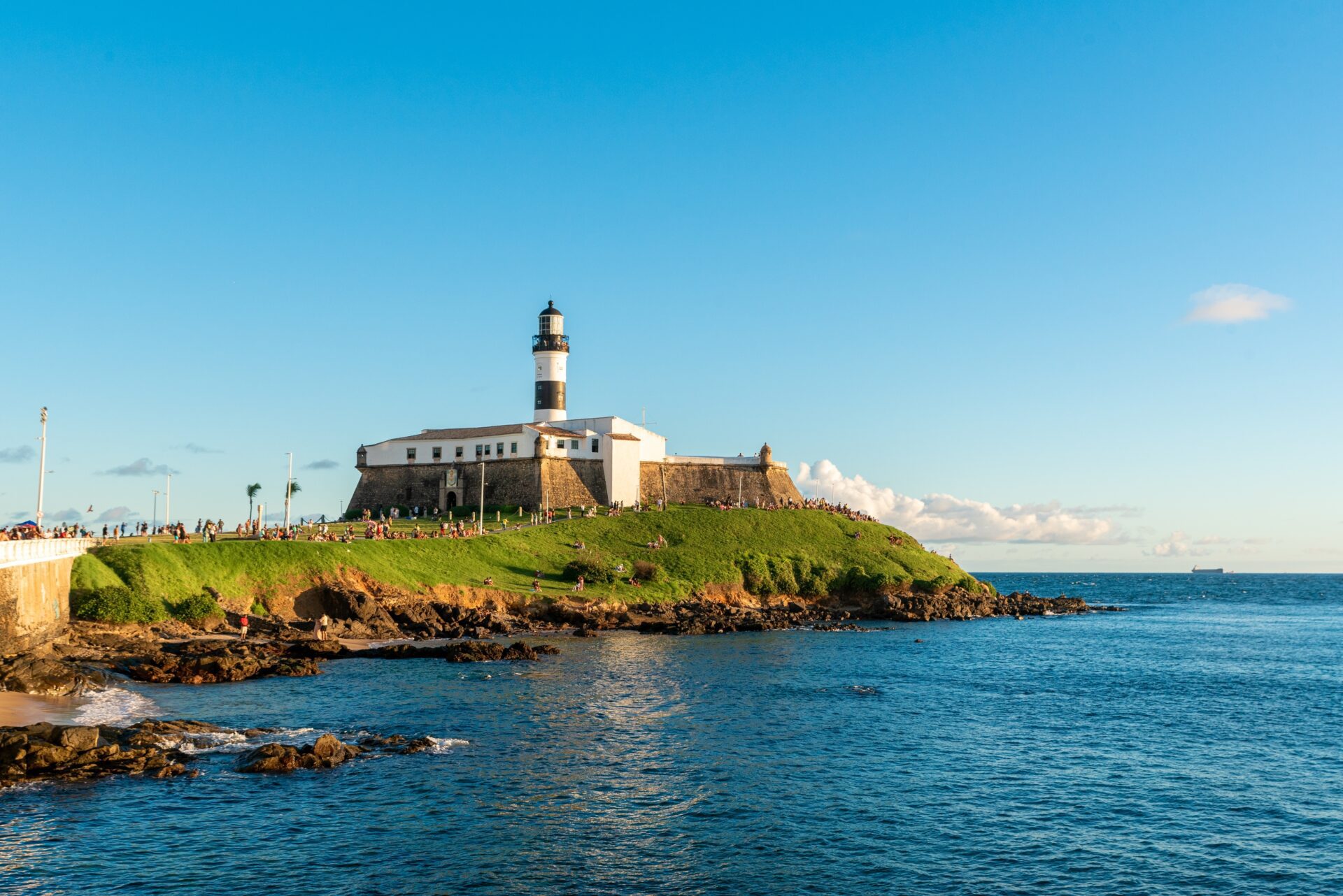 El faro Farol da Barra ofrece vistas de una hermosa puesta de sol.